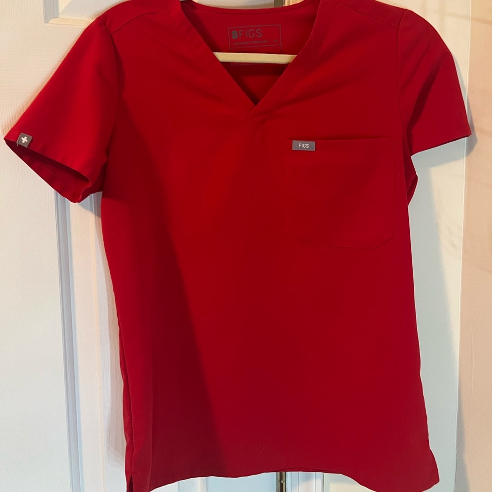 FIGS RED SET. HARDLY WORN!! Caterina Top and Zamora Jogger bottoms!